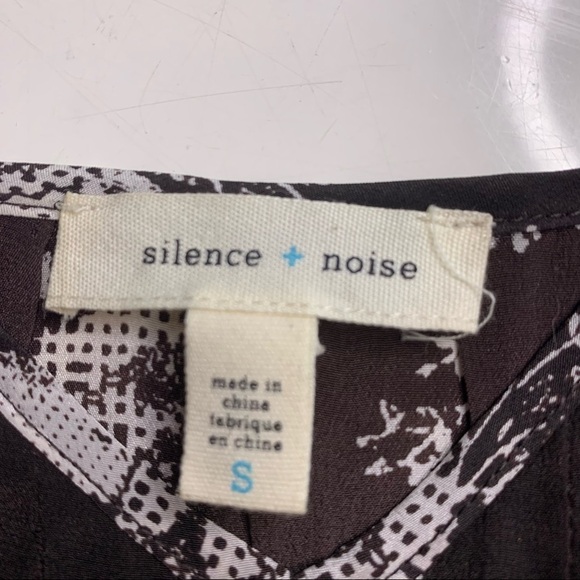 Silence and noise silk pleated front digital rose print brown tank top s - Picture 4 of 4